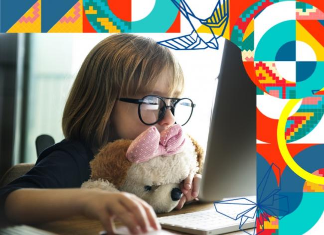Niña estudiando en el computador