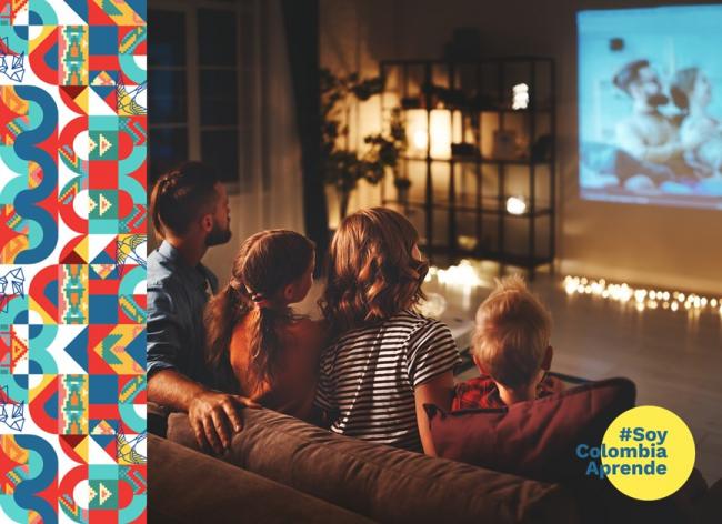 Imagen de cuatro niños y jóvenes en una sala, sentados en un sofá, viendo televisión