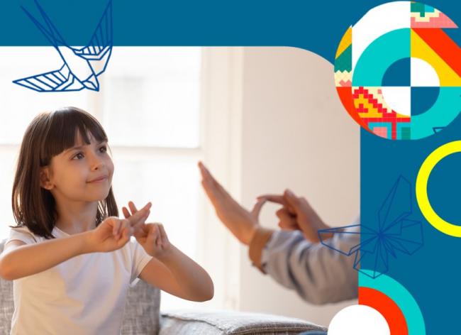 Niña comunicandose con lenguaje de señas con un adulto