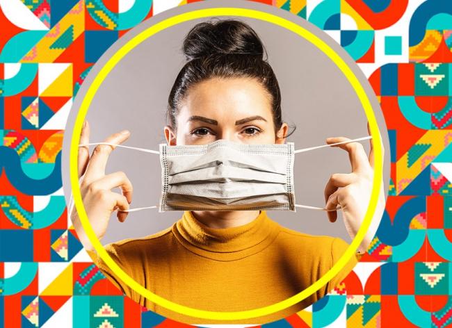 mujer poniendose la mascarilla