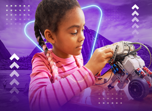 Foto de una niña con simulador de carro robot en la mano