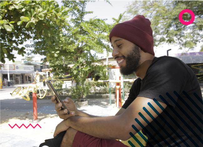 Joven frente al computador sonriendo