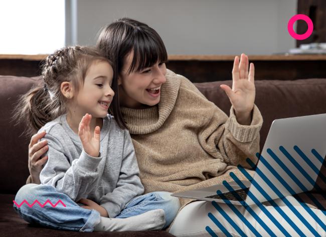 Foto de mamá e hija saludando a la cámara