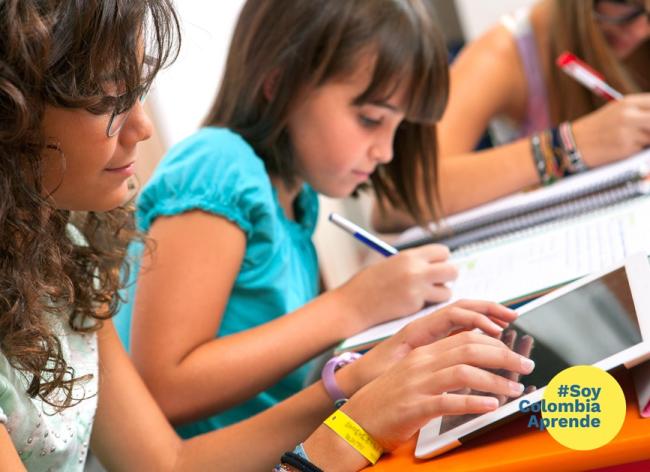 Foto de dos niñas estudiando