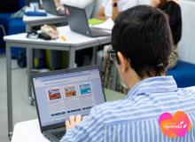 Estudiante consultando contenido educativo en un computador 