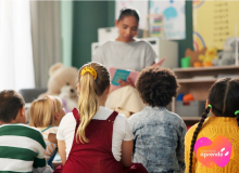 Grupo de niños escuchando un cuento leído por su docente. 