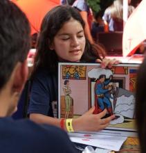 Joven muestra libro ilustrado