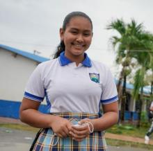 Joven sonrie a la camara