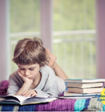 Imagen niño estudiando