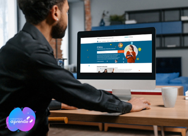Portada Colección Portal CREA - Centro de Recursos Educativos Abiertos Foto de hombre navegando en la pantalla de un computador por el Portal CREA