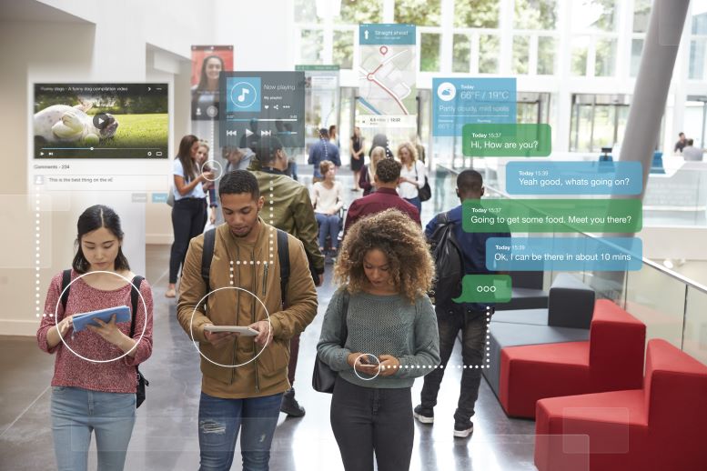 Alfabetización Mediática e Informacional en la educación: formar ciudadanos críticos y responsables Foto de varios jovenes caminando viendo cada uno su celular y diversas plataformass