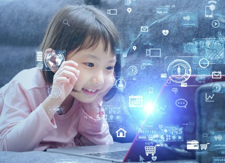 La inteligencia artificial en la educación. Las agencias de analítica de datos y su contribución a la innovación pública Niña mirando computadora portátil de la que salen varios símbolos relacionados con internet de