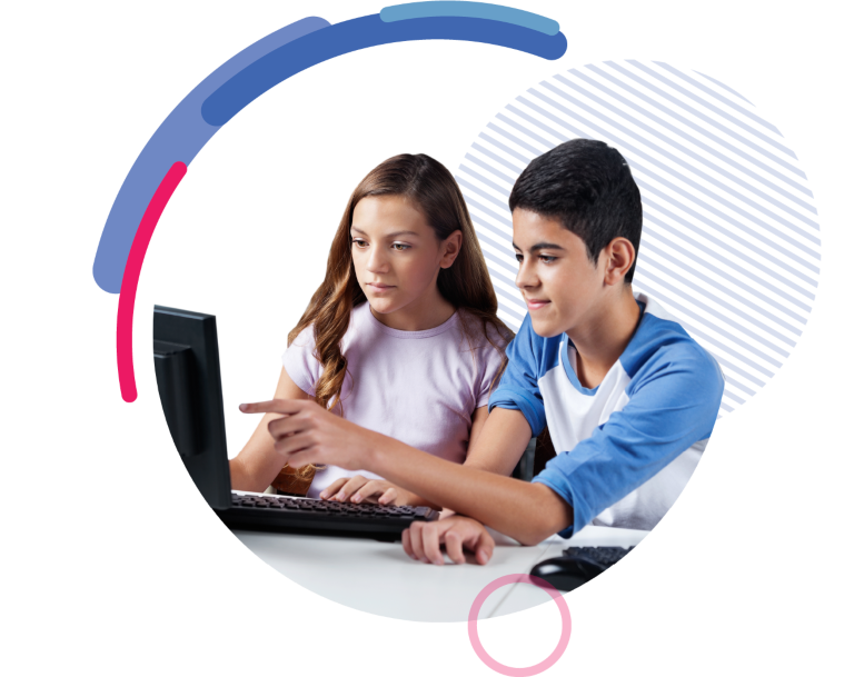 Dos adolescentes, hombre y mujer, miran la pantalla de un computador portátil