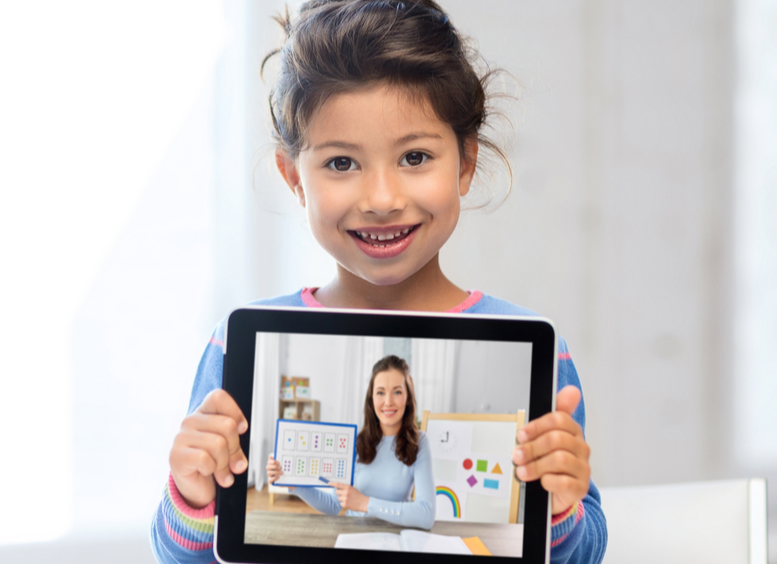 niña estudiante en casa sostiene tablet pc con profesor en pantalla