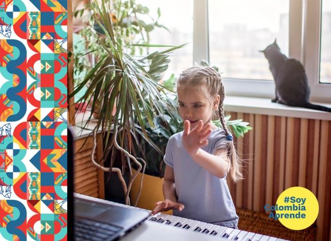 Foto de una niña tocando piano