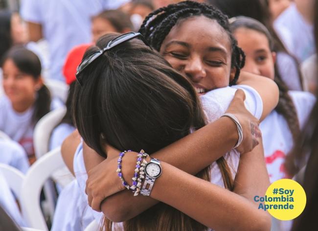 Portada colección Convivencia Escolar, apuesta por la calidad Foto de dos niñas abrazándose