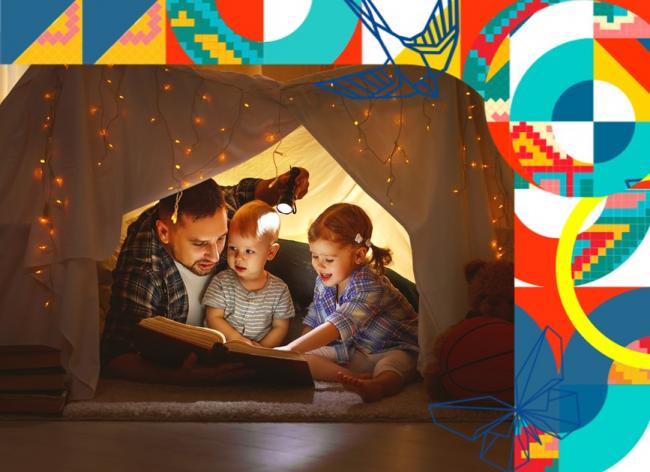 Portada Colección ¿Cómo pasar tiempo de calidad en familia? Foto de un papá leyendo a sus hijos con una linterna debajo de una carpa