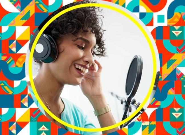 Portada Colección Conoce los recursos de Radio Nacional de Colombia Foto de una locutora sonriendo