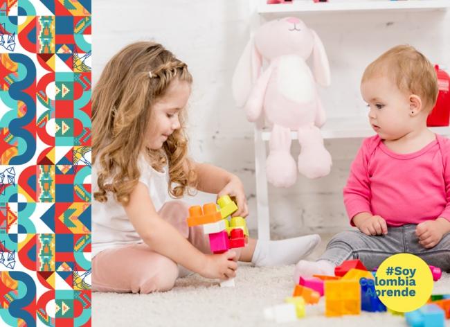 Portada Colección Lo que el juego nos enseña, un kit de herramientas para primera infancia Foto de dos bebes sentadas jugando