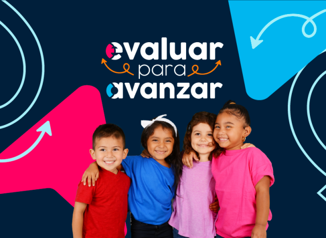 Imagen de tres niñas y un niño con texto de Evaluar para Avanzar