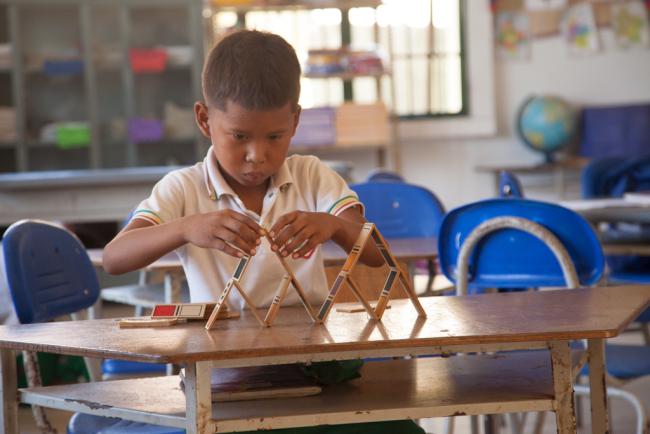 Portada Kit de recursos educativos Educación Inicial, 1° y 2° Foto de niño primera infancia jugando en mesa