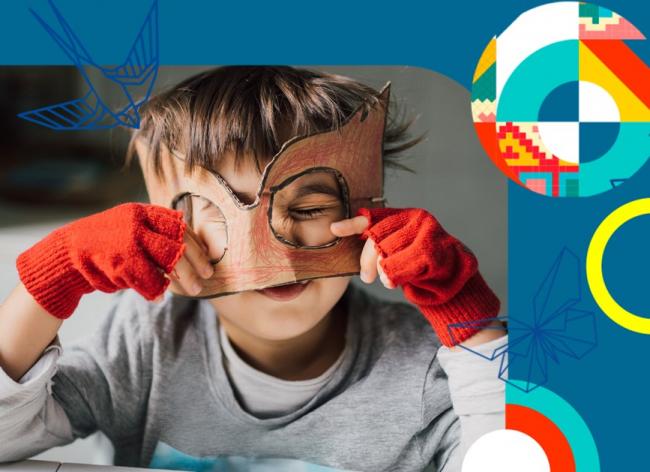 Portada Colección Inspírate con el Teatro Colón Foto de un niño con careta y guantes