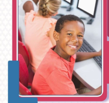 Un niño sonriendo y con computador en su brazo